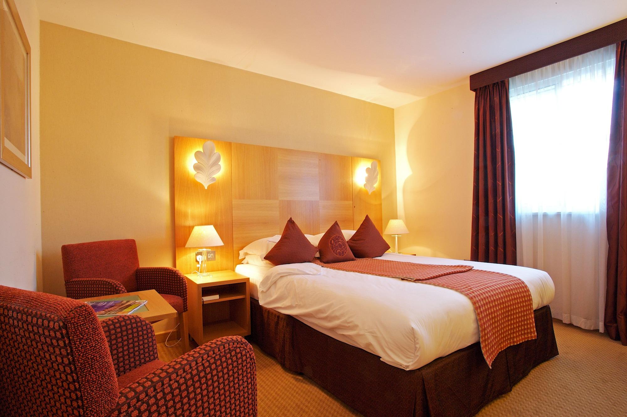 The Pinewood Hotel Slough Exterior photo