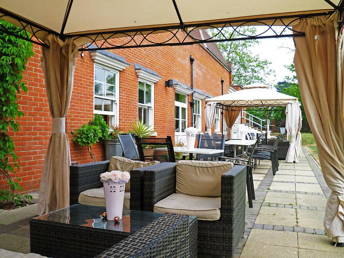 The Pinewood Hotel Slough Exterior photo